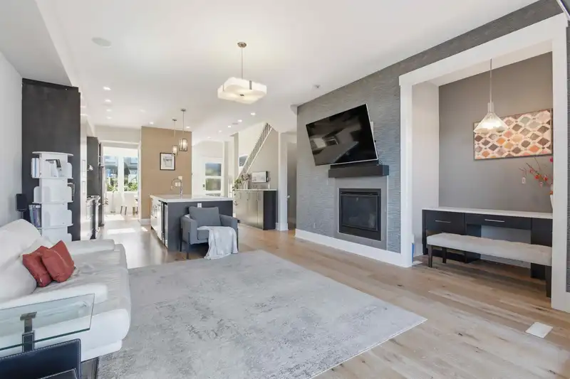 15871 28 AVENUE - photo 2 of 39