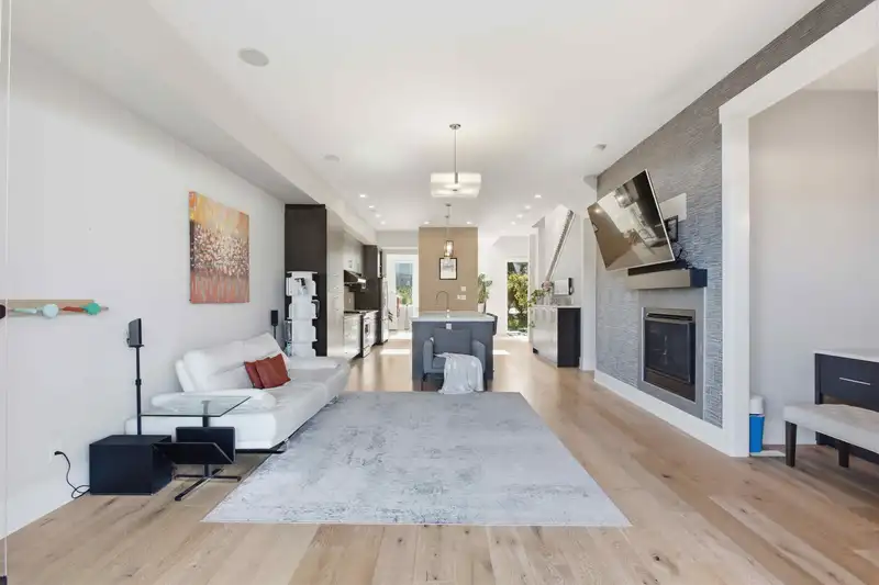 15871 28 AVENUE - photo 3 of 39