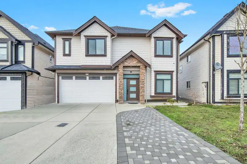 3176 ENGINEER CRESCENT - photo 1 of 22