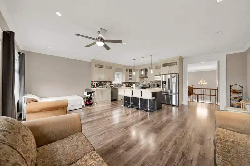 3176 ENGINEER CRESCENT - photo 3 of 22