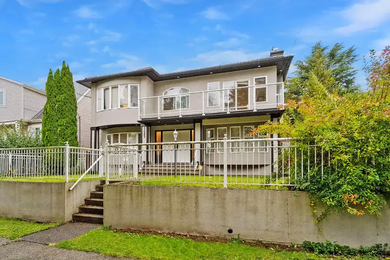 1405 EDINBURGH STREET - photo 1 of 34