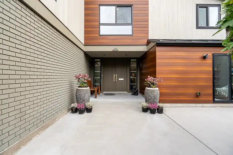 5570 HAMPSTEAD PLACE - photo 2 of 36