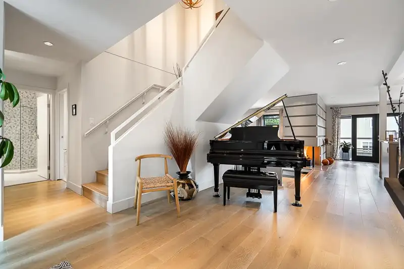 5570 HAMPSTEAD PLACE - photo 3 of 36
