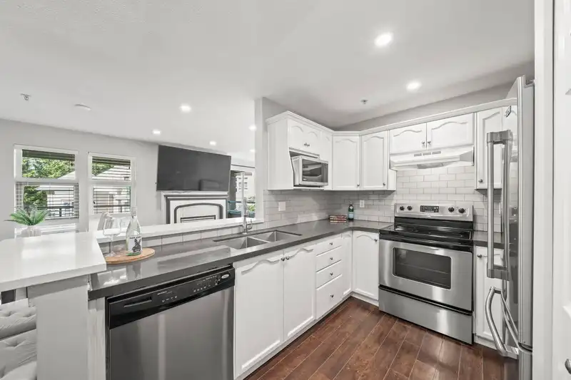 506 301 MAUDE ROAD - photo 1 of 34