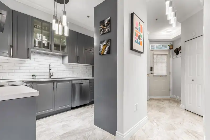 204 815 FIRST STREET - photo 2 of 31