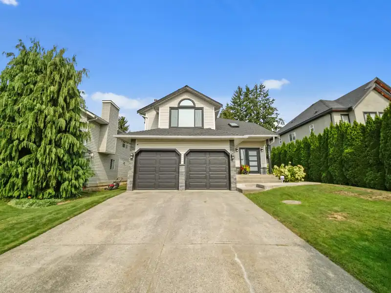 15641 107 AVENUE - photo 1 of 40
