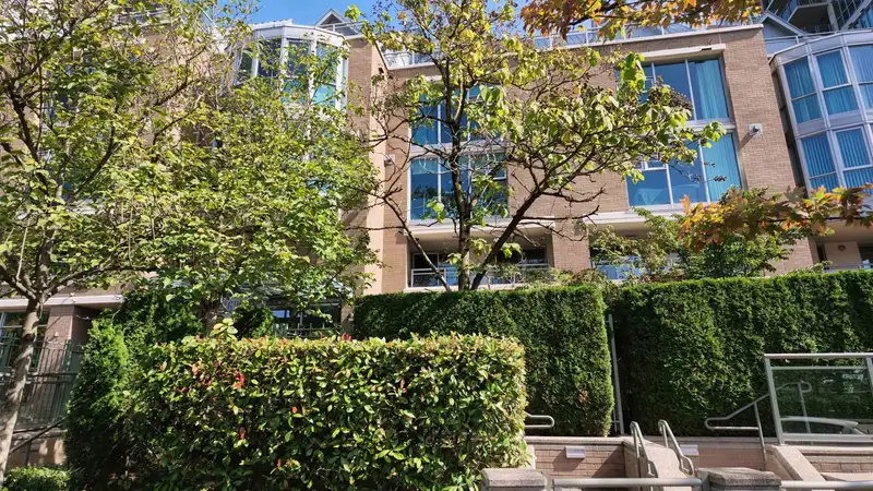 1040 QUEBEC STREET - photo 2 of 35