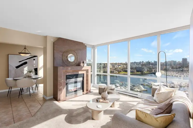 1703 1077 MARINASIDE CRESCENT - photo 2 of 31
