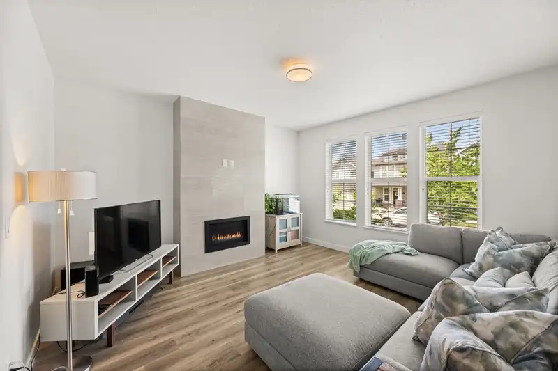 20274 82A AVENUE - photo 4 of 39