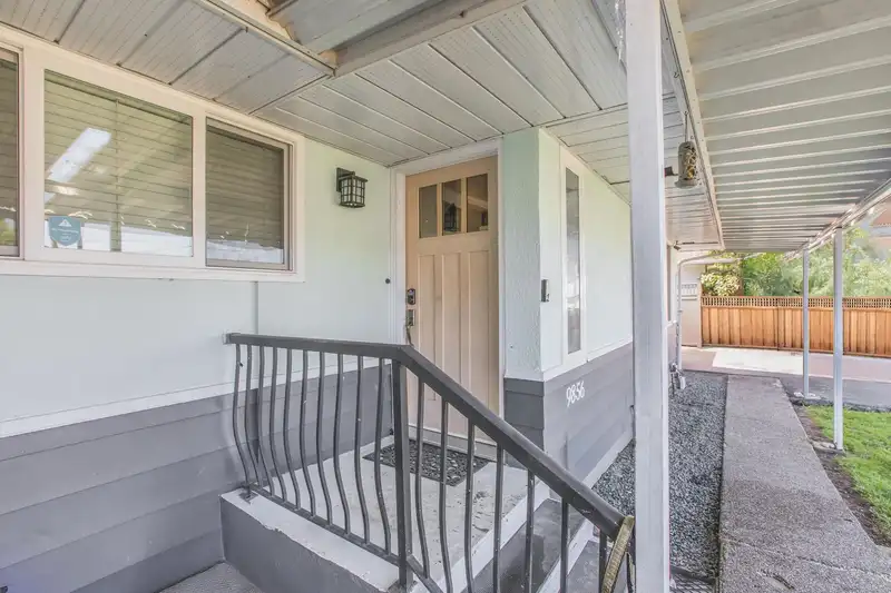 9856 INGLEWOOD CRESCENT - photo 2 of 35