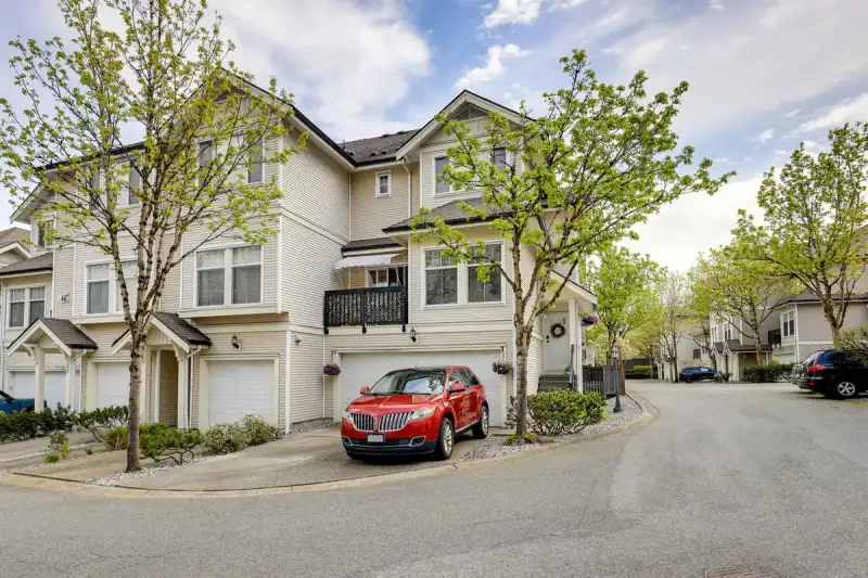 37 21535 88 AVENUE - photo 1 of 30