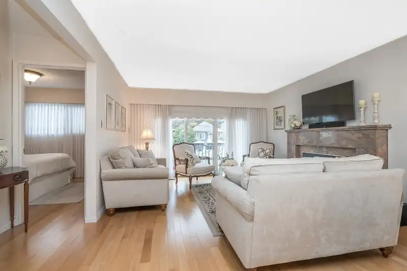 5262 CLARENDON STREET - photo 4 of 33