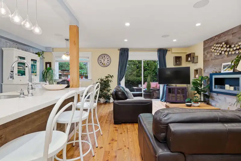 1126 PREMIER STREET - photo 3 of 40