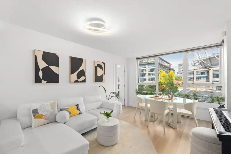 607 939 EXPO BOULEVARD - photo 2 of 21