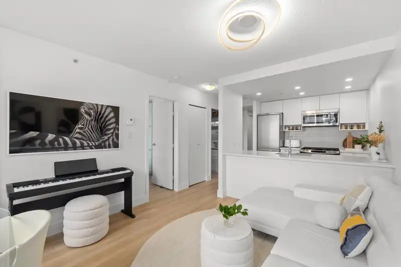 607 939 EXPO BOULEVARD - photo 4 of 21