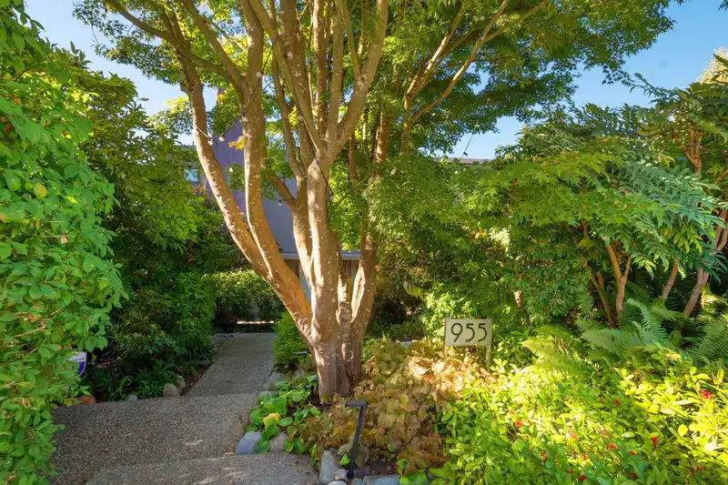 955 20TH STREET - photo 2 of 38