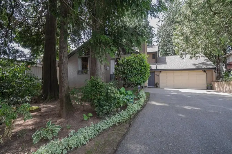 1961 DAHL CRESCENT - photo 1 of 33