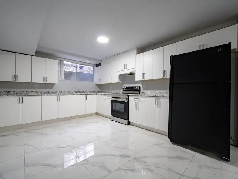2644 140 STREET - photo 3 of 9