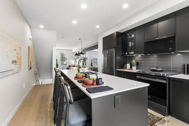 1 2886 MONTROSE AVENUE - photo 2 of 26