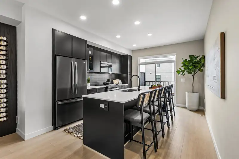 1 2886 MONTROSE AVENUE - photo 4 of 26
