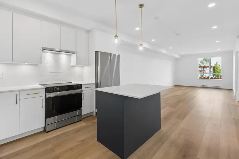 102 20286 72B AVENUE - photo 1 of 21