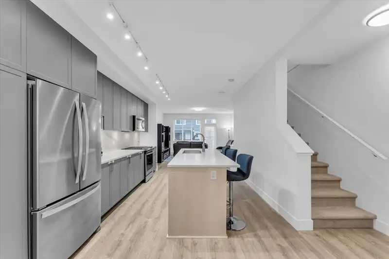 35 9718 161A STREET - photo 4 of 23