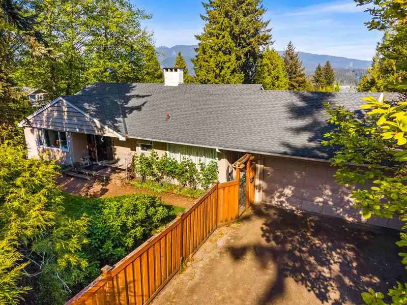 998 FAIRWAY DRIVE - photo 3 of 39