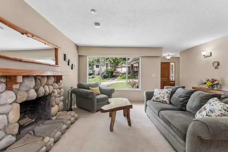 1874 APPIN ROAD - photo 4 of 40