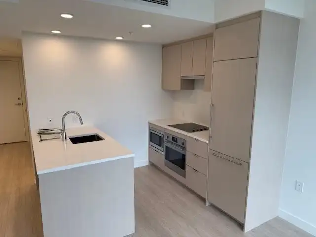 703 13675 107A AVENUE - photo 4 of 5