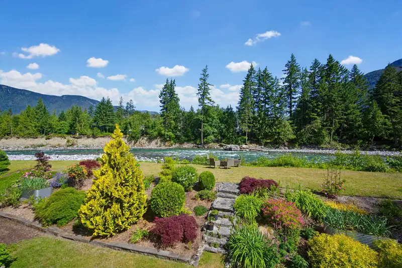 120 ROBERTSON CRESCENT - photo 1 of 38