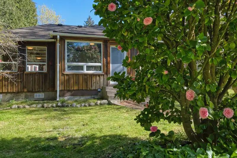 8200 REDROOFFS ROAD - photo 4 of 30