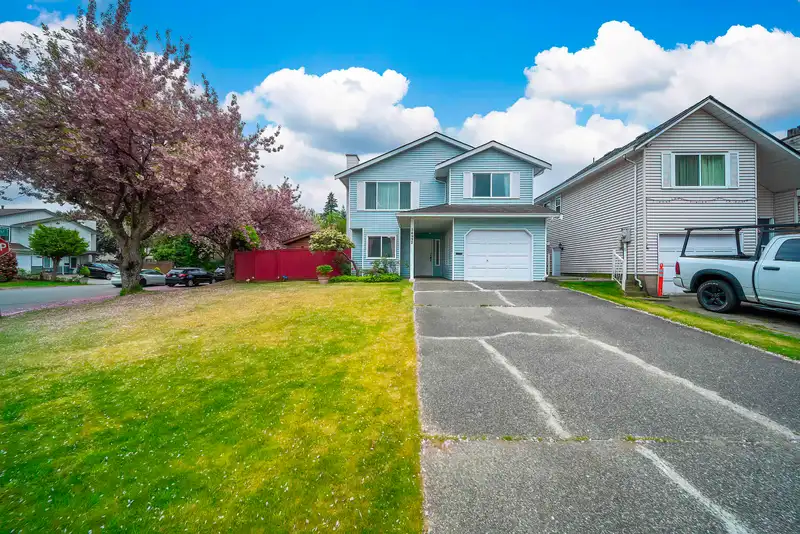 14932 98A AVENUE - photo 2 of 40