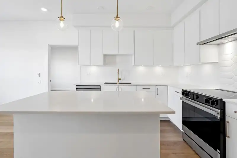 417 20286 72B AVENUE - photo 3 of 27