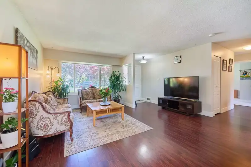6086 49 AVENUE - photo 2 of 32