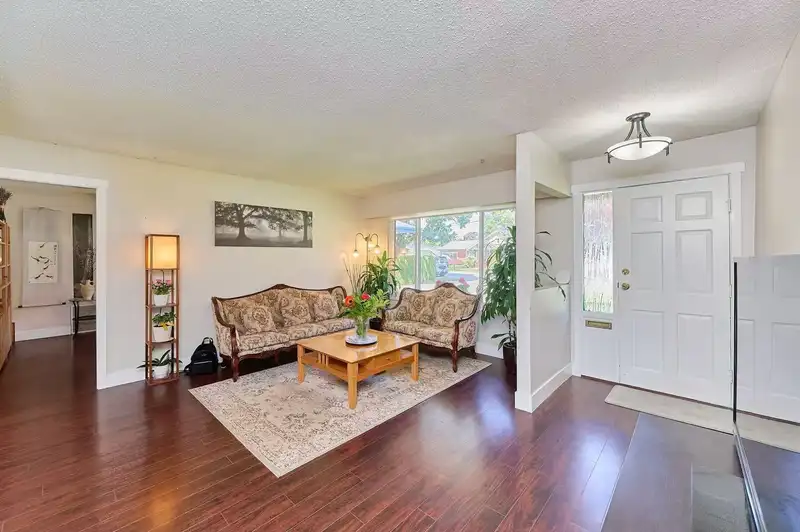 6086 49 AVENUE - photo 3 of 32