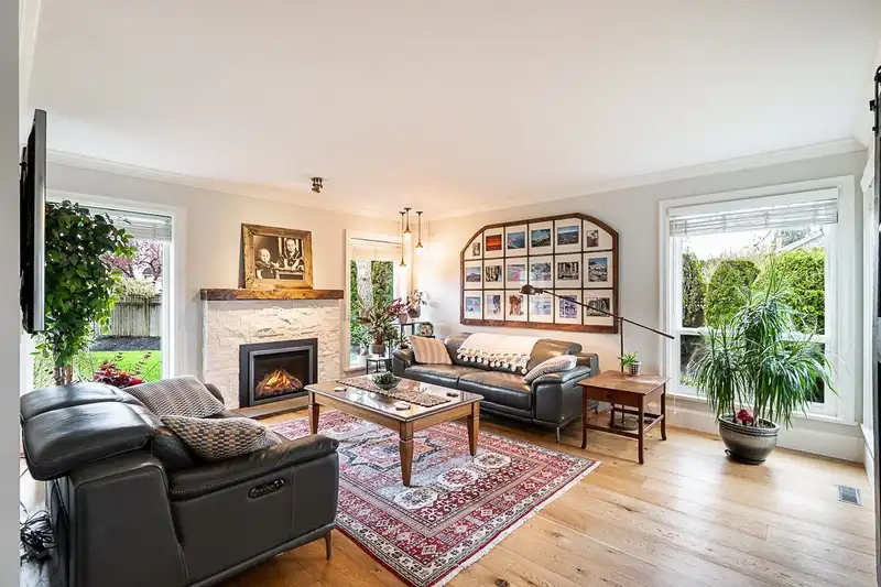 15464 60A AVENUE - photo 4 of 40