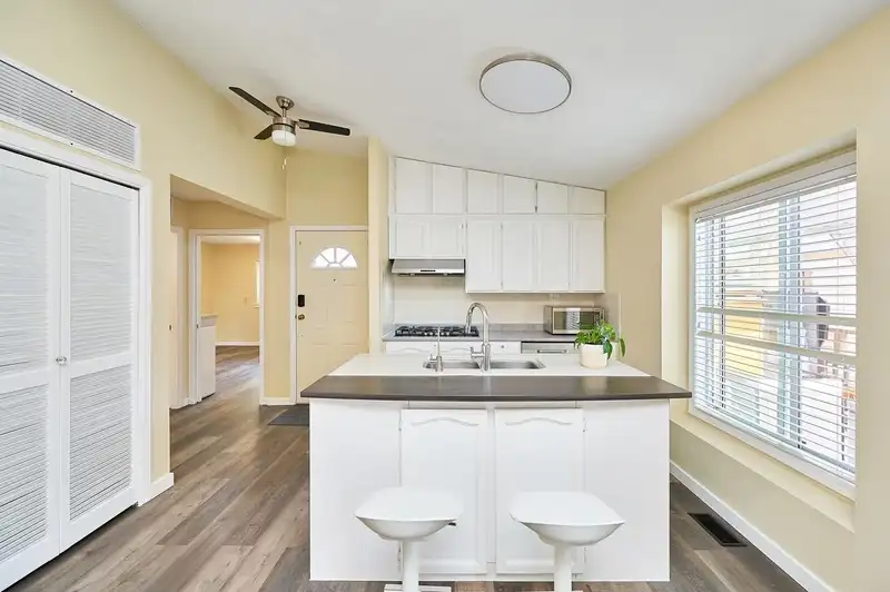 67 1400 164 STREET - photo 3 of 40