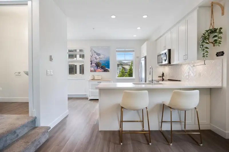 6 1818 HARBOUR STREET - photo 3 of 40