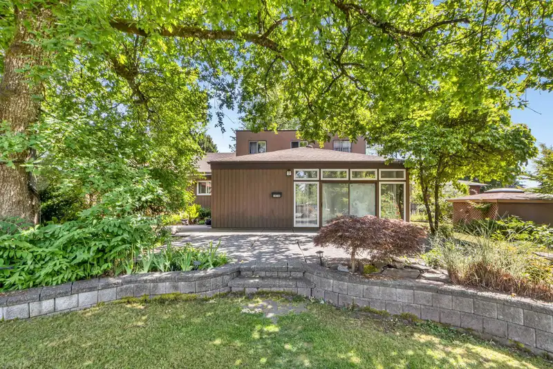 14246 102 AVENUE - photo 3 of 40