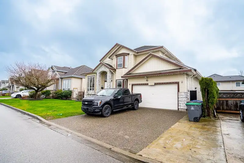 14532 84 AVENUE - photo 3 of 38