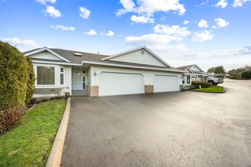 9 3054 TRAFALGAR STREET - photo 1 of 40