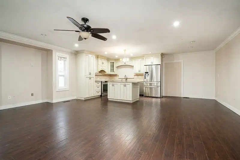 13032 61 AVENUE - photo 3 of 12