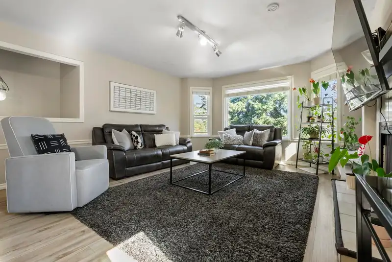 9511 160 STREET - photo 3 of 40