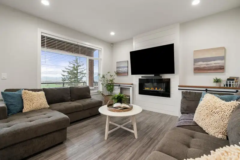 22 6262 REXFORD DRIVE - photo 4 of 34