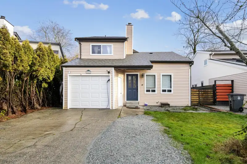 6068 BROOKS CRESCENT - photo 2 of 30