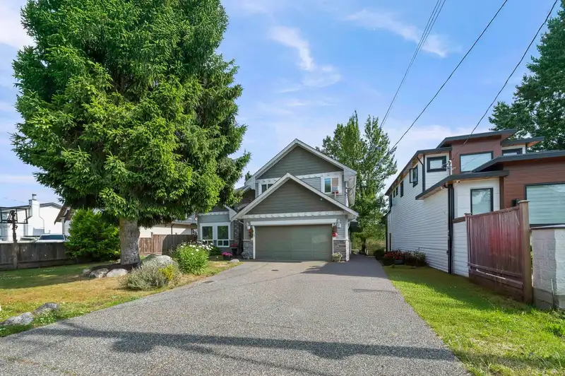 14262 71 AVENUE - photo 2 of 40