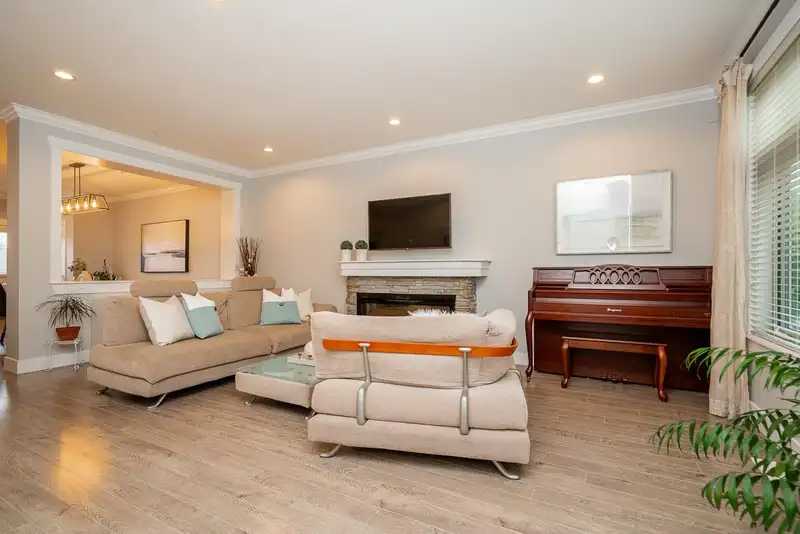 21165 77B AVENUE - photo 4 of 34
