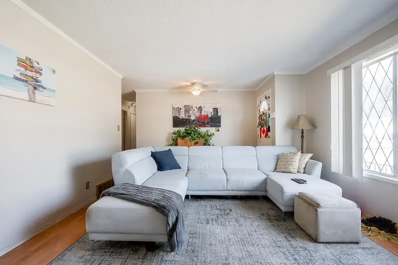 2049 LYNDEN STREET - photo 3 of 25