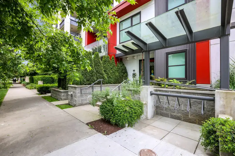 401 108 E 35 AVENUE - photo 2 of 33