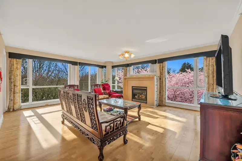 412 618 W 45TH AVENUE - photo 1 of 40